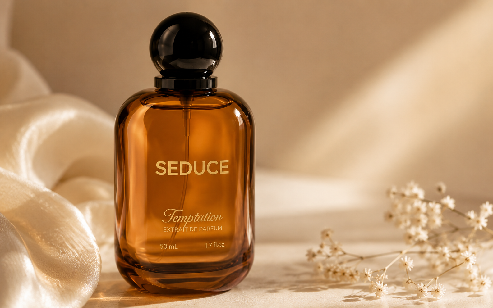 Close-up botol parfum SEDUCE dengan kesan hangat dan clean skin, aroma musk